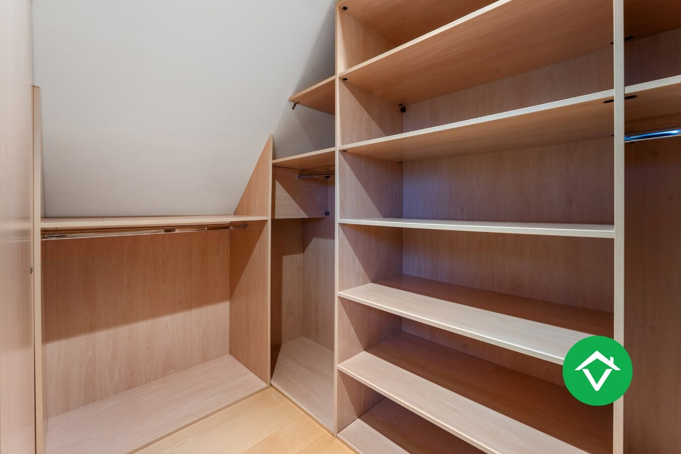 Instapklaar appartement met 3 slaapkamers en autostandplaats te Brugge 