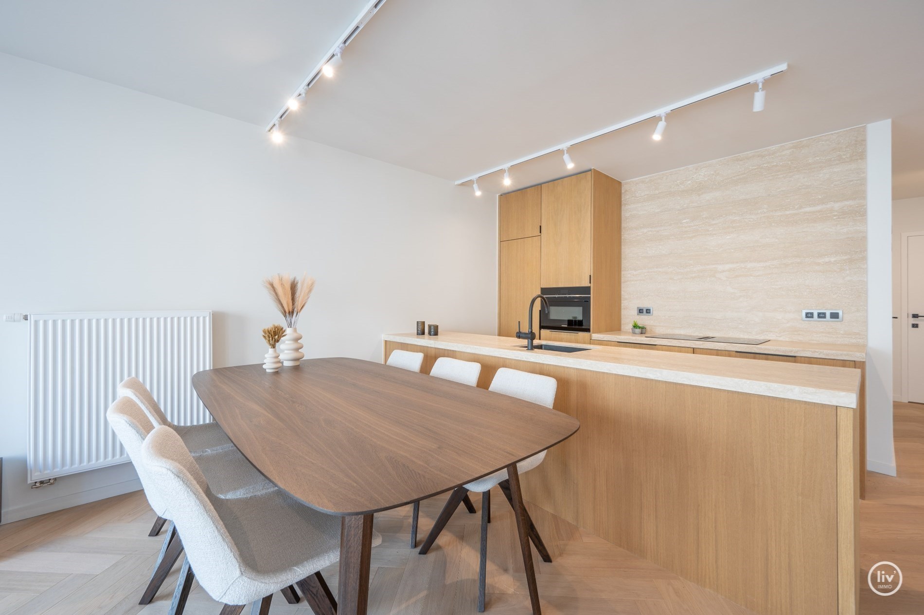 Gerenoveerd appartement met 2 volwaardige slaapkamers vlakbij het Vanbunnenplein te Knokke (mog. tot het huren van een inpandige garage) 