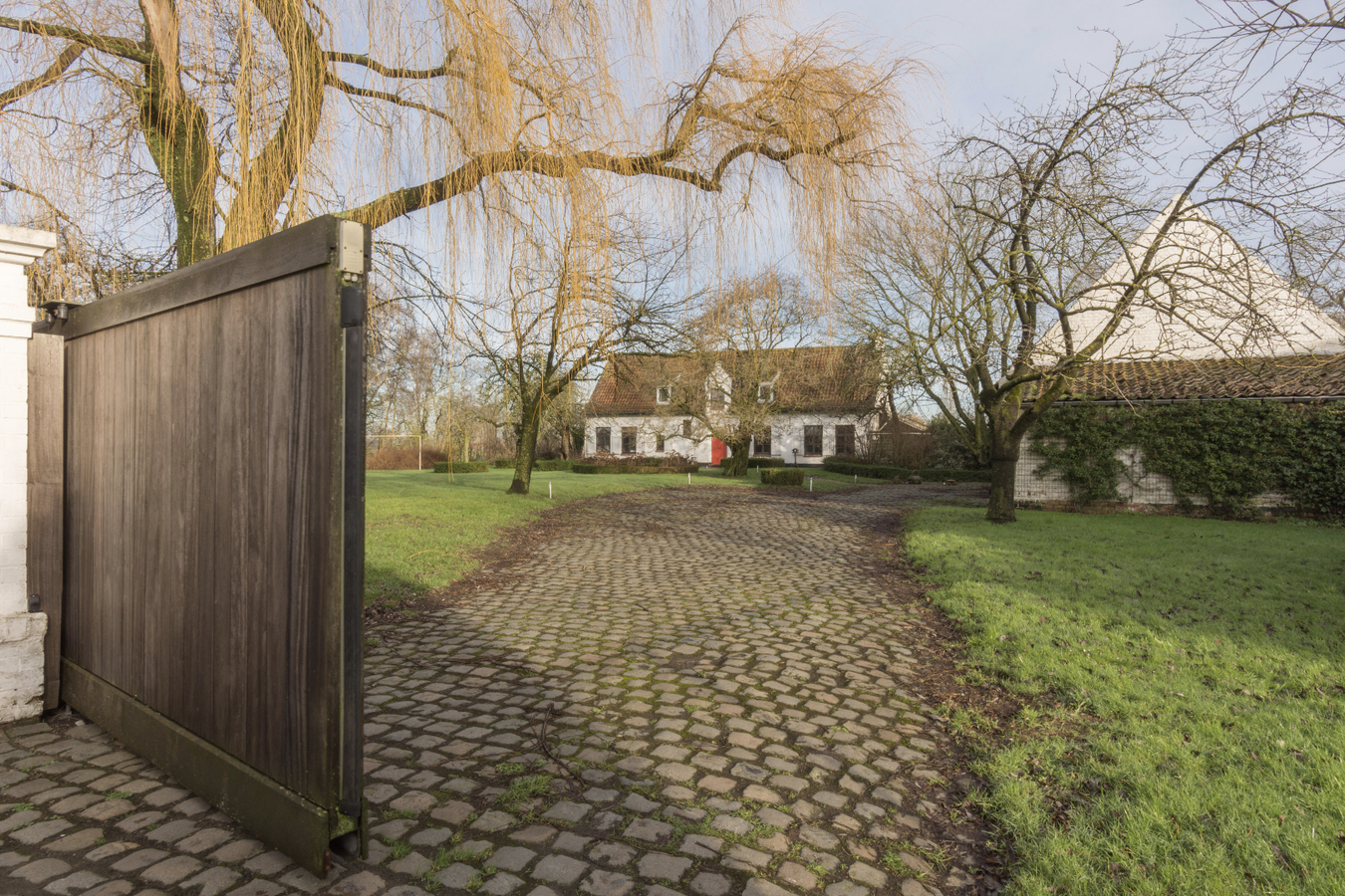 Idyllisch gelegen hoeve-villa met schuur 