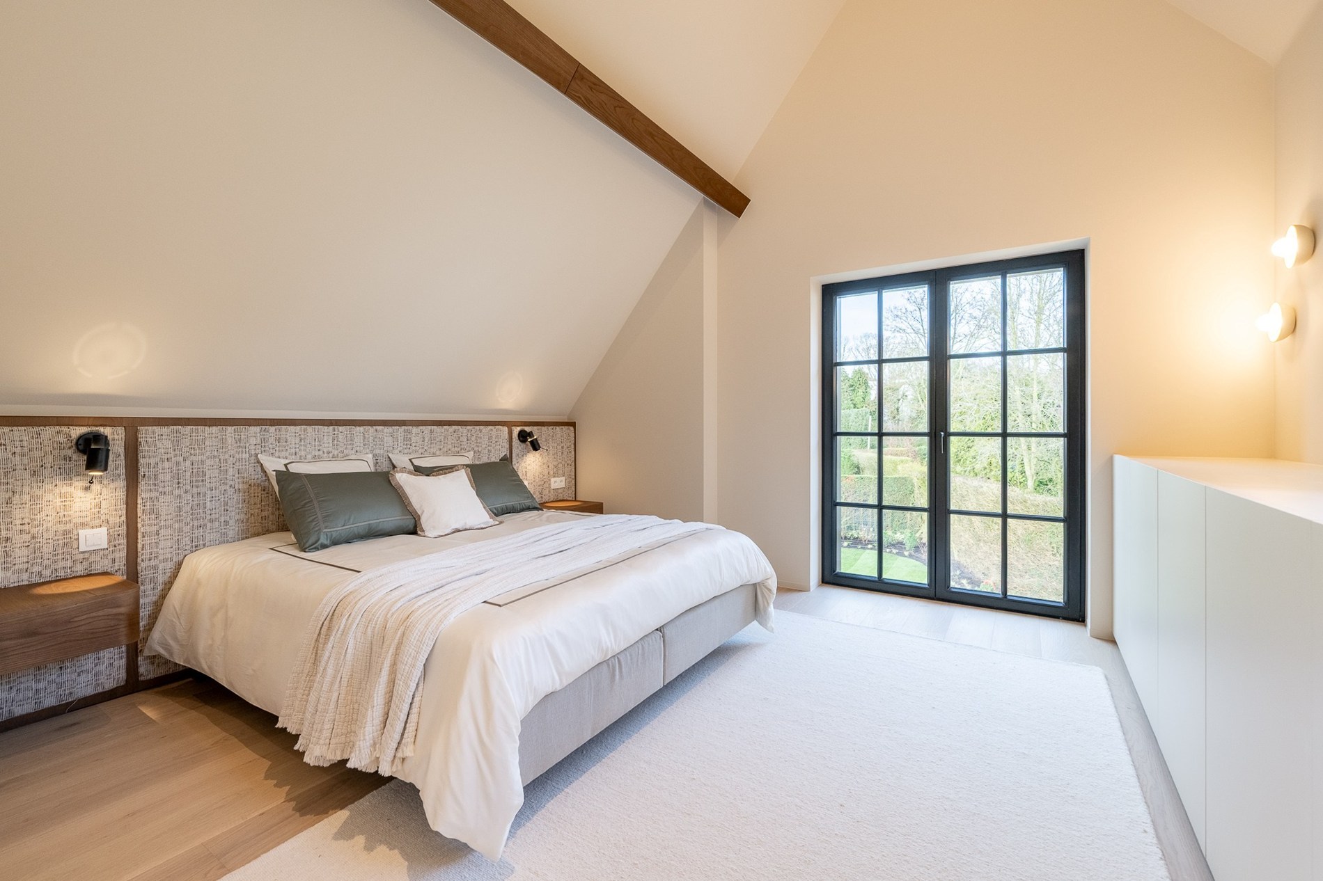 Luxueus gerenoveerde koppelvilla met zwembad in de Noordzeelaan te Knokke. 