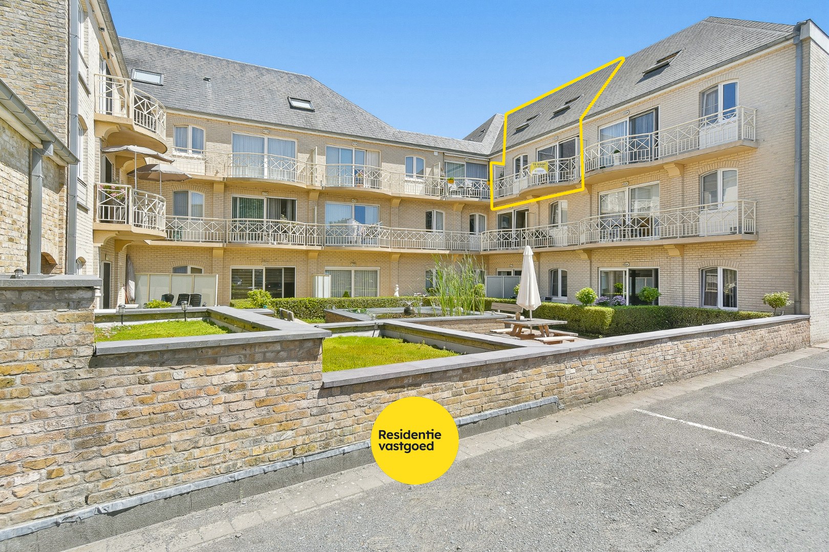Duplex-appartement in rustige residentie met twee slaapkamers en terras 