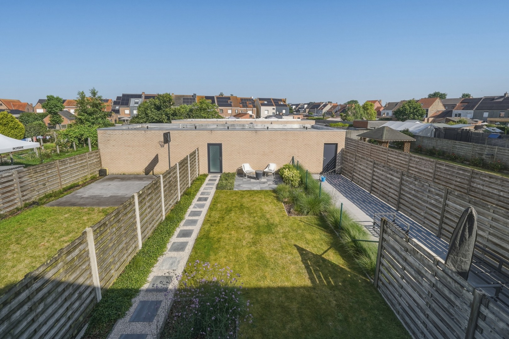 Instapklare recente woning met zeer ruime garage en tuin in Oudenburg 