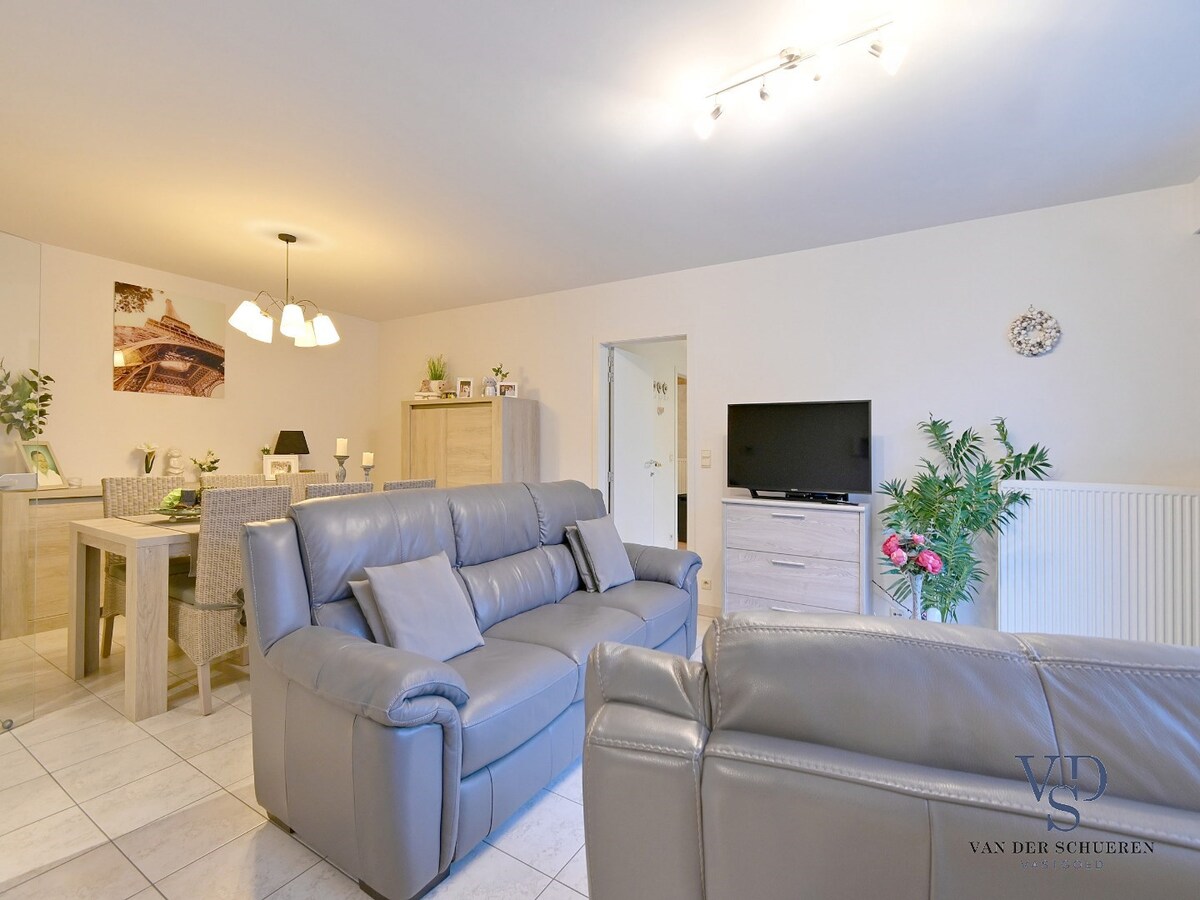 Tijdloos, ruim 1-slpk-appartement mét garage te centrum Gavere 