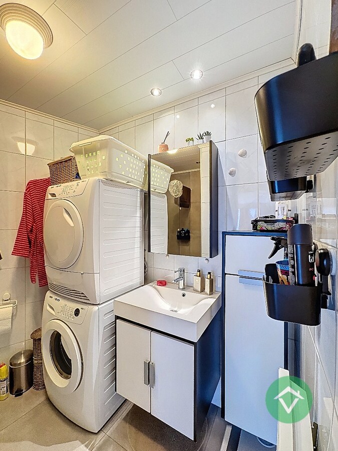 Volledig gerenoveerd handelspand met woonst en garage te Koekelare 