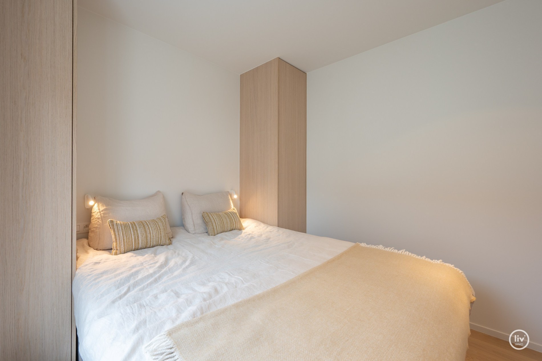 Gerenoveerd penthouse met 2 slaapkamers centraal gelegen op de August Dansestraat te Knokke. 