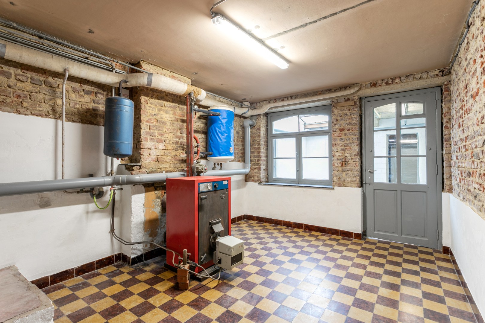 Handelshuis met woongedeelte, garage en tuin te Beersel 