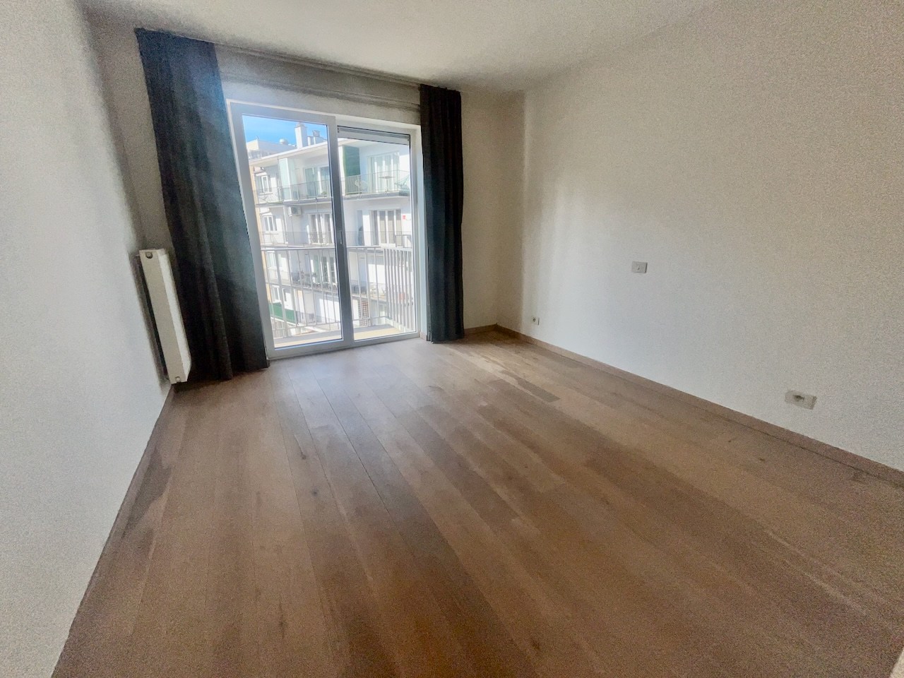 Non-meublé - Grand appartement résidentiel avec une belle vue dégagée, situé en plein centre près de l'avenue Lippens. 
