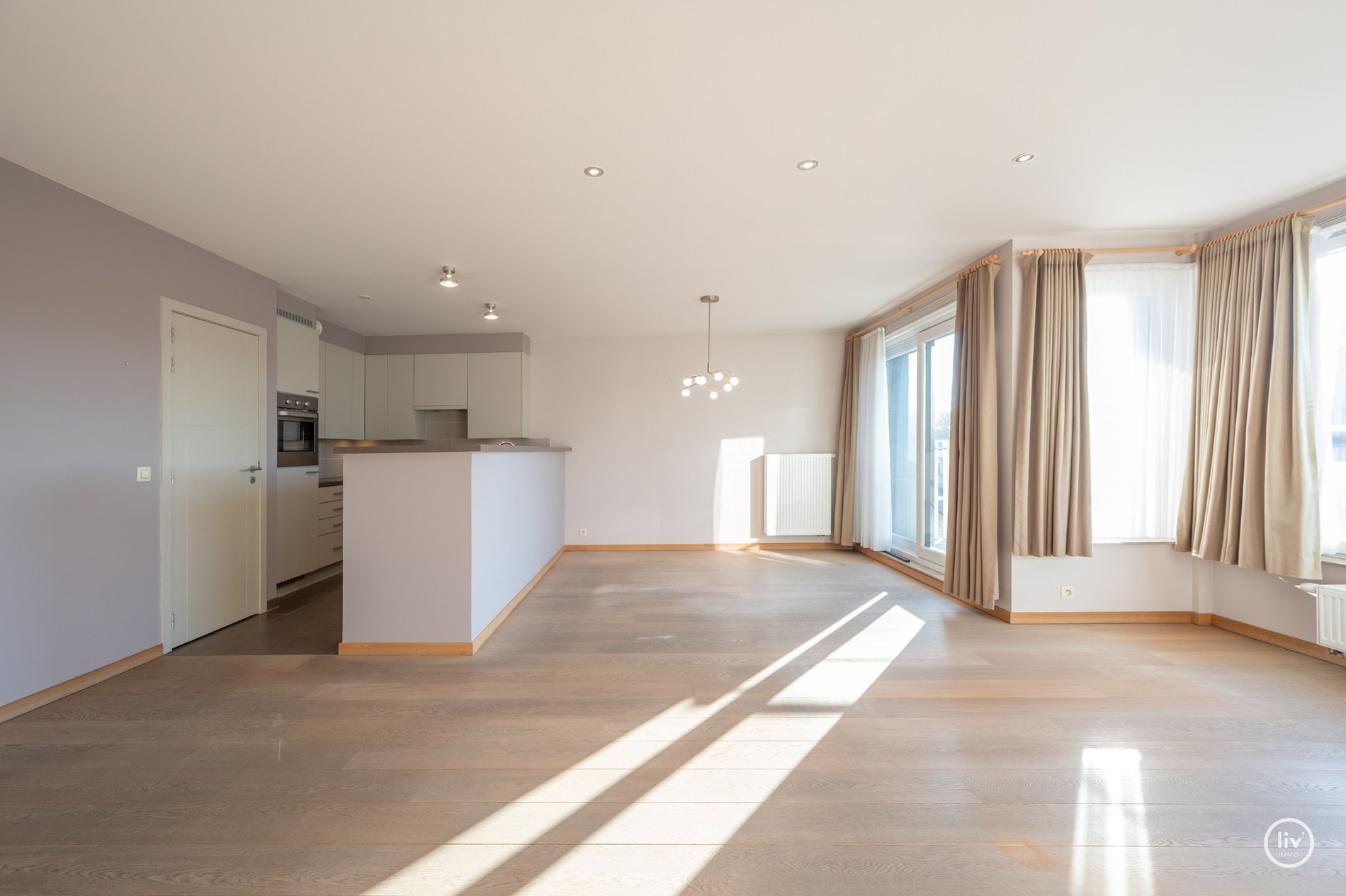 Centraal gelegen 2 slaapkamer appartement met ruime terrassen in een recent gebouwde residentie (met mog. tot aankoop van inpandige garage) 