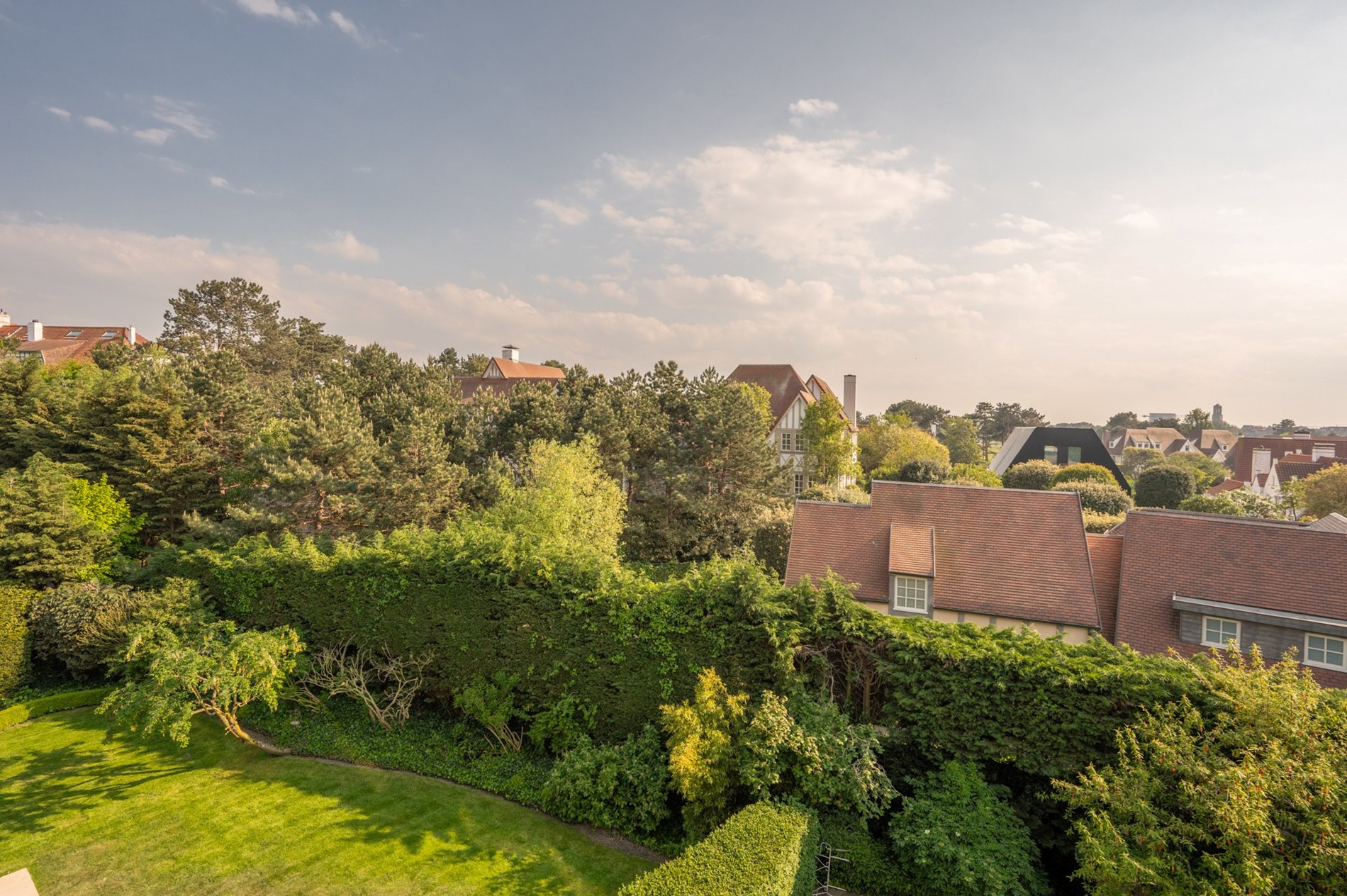 Klassevol appartement gelegen in een charmante villaresidentie in het Zoute. 