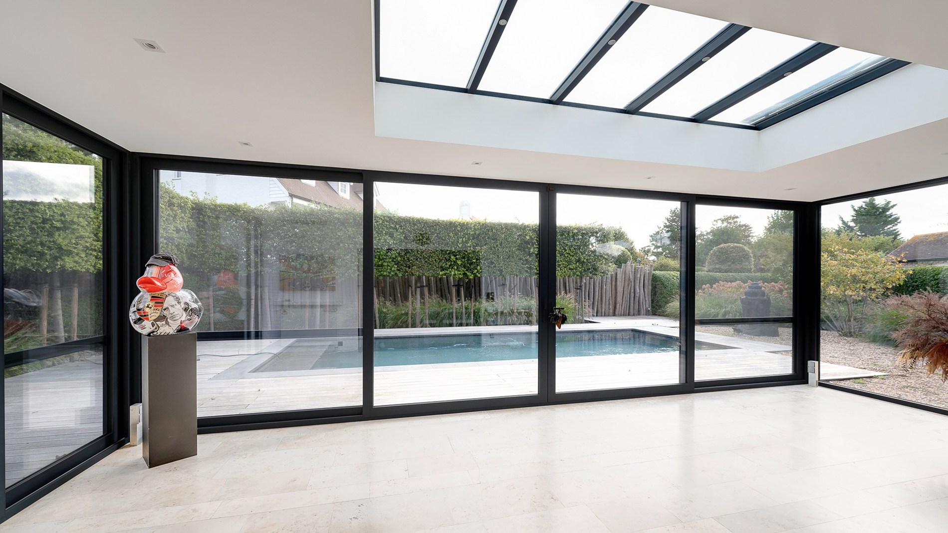 Schitterende villa met zwembad gelegen in residentiële wijk te Knokke. 