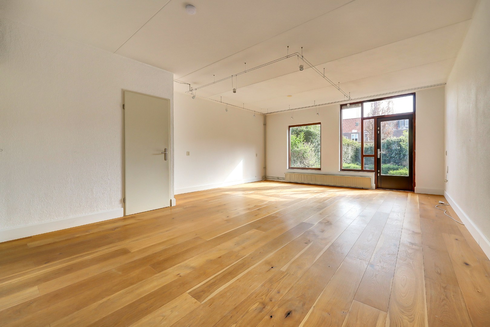Ruime 5-kamer hoekwoning met aangebouwde garage op een kavel van maar liefst 297 m2 eigen grond! 