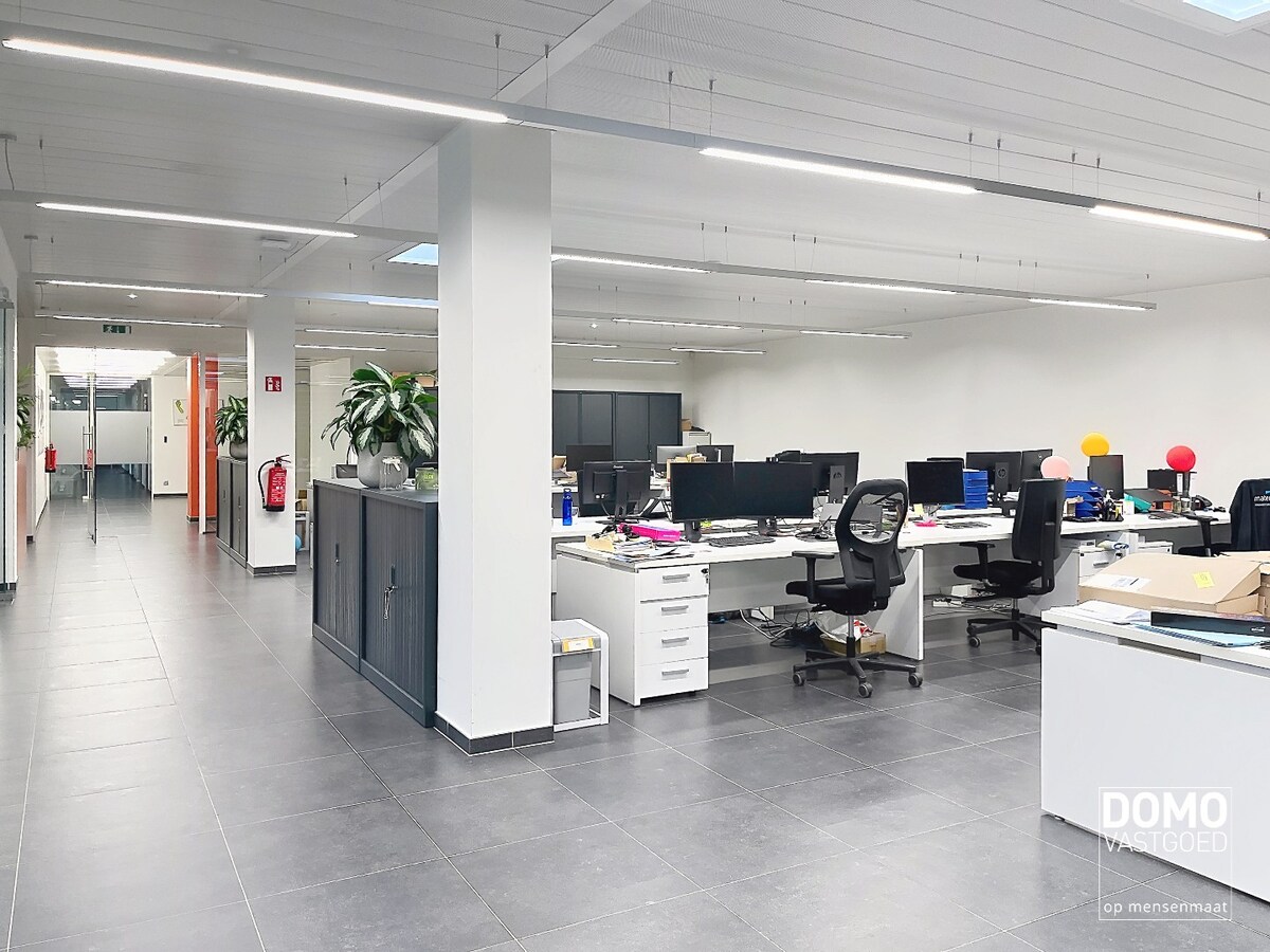 INNOVATIEVE RUIMTE MET LABO, LOGISTIEKE VOORZIENINGEN EN RESEARCH &amp; DEVELOPMENT IN EEN ECO-BEDRIJFSGEBOUW TE PAAL 