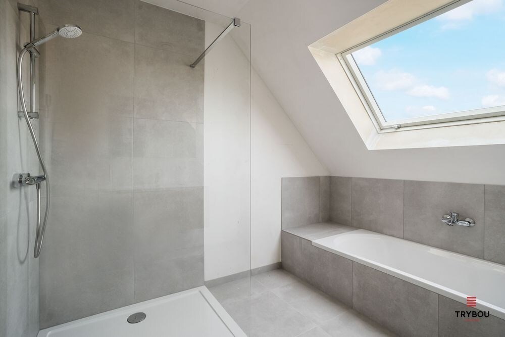 Uitstekend gelegen, halfopen nieuwbouwwoning op een boogscheut van het Centrum van Roeselare 