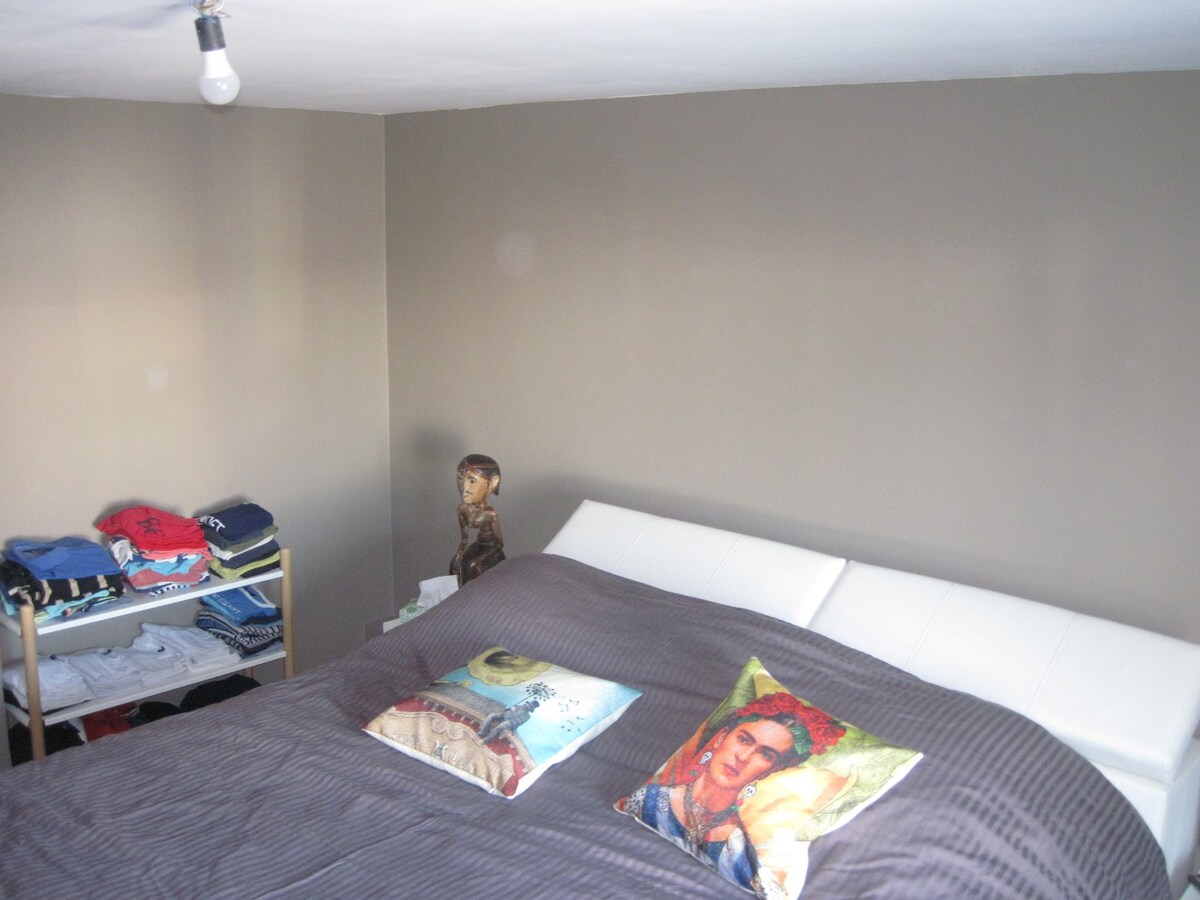 Degelijke woning met terras en tuintje. 