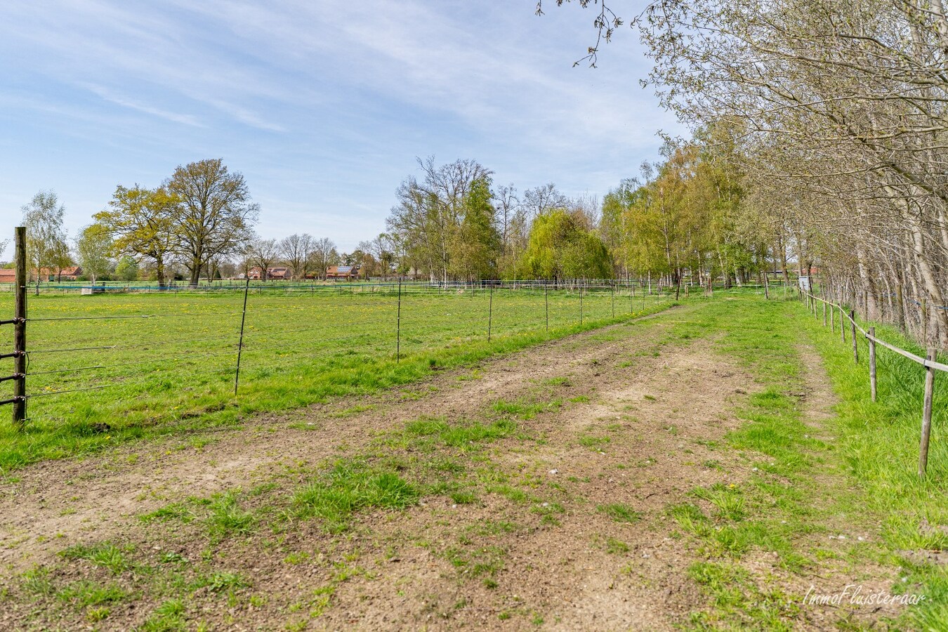 Woning met stalgebouwen en buitenpiste op ca. 6ha te Bocholt 