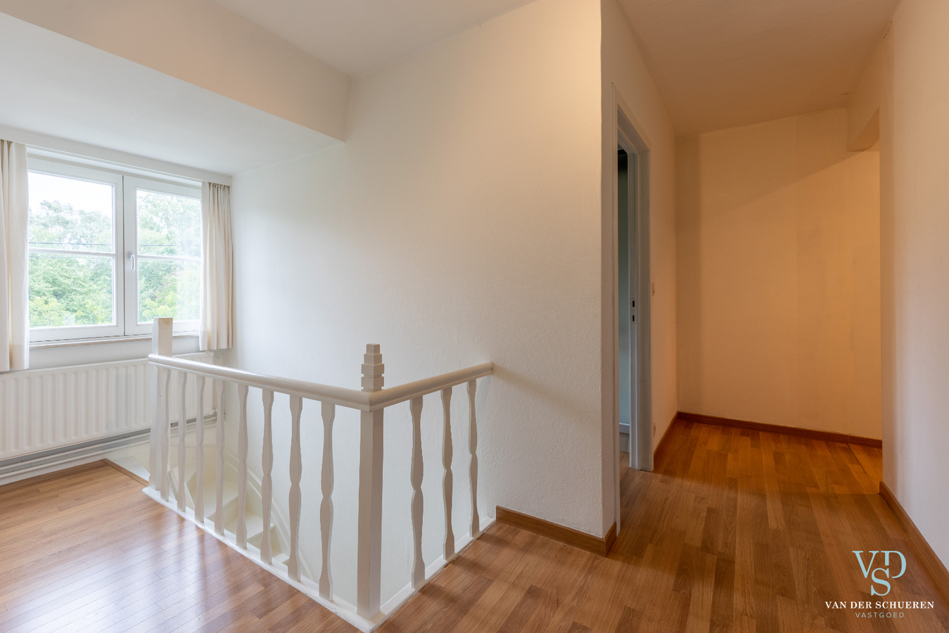 Authentiek landhuis met 5 ruime slaapkamers én gelijkvloers bureau. 