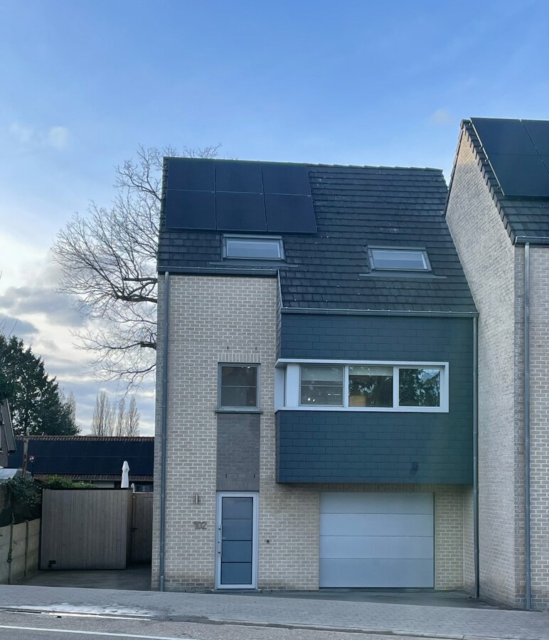 Verzorgde bel-etagewoning met 3 slpk, terras, patio  en garage nabij het centrum van As. 