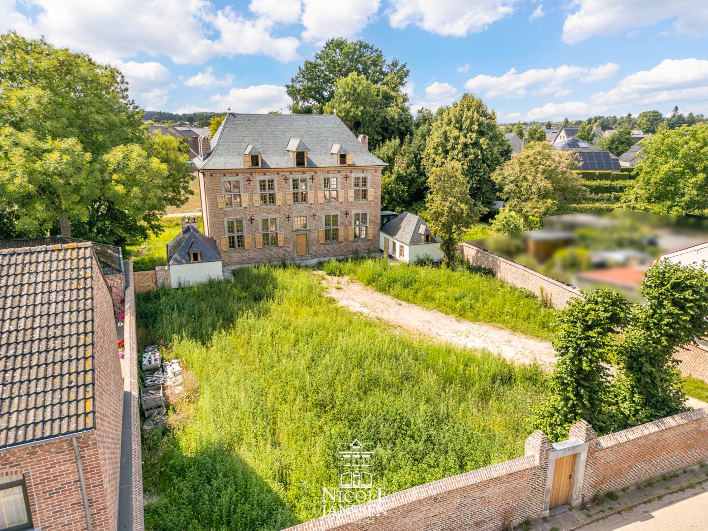 Volledig omheinde voortuin aan de Tongerlostraat 