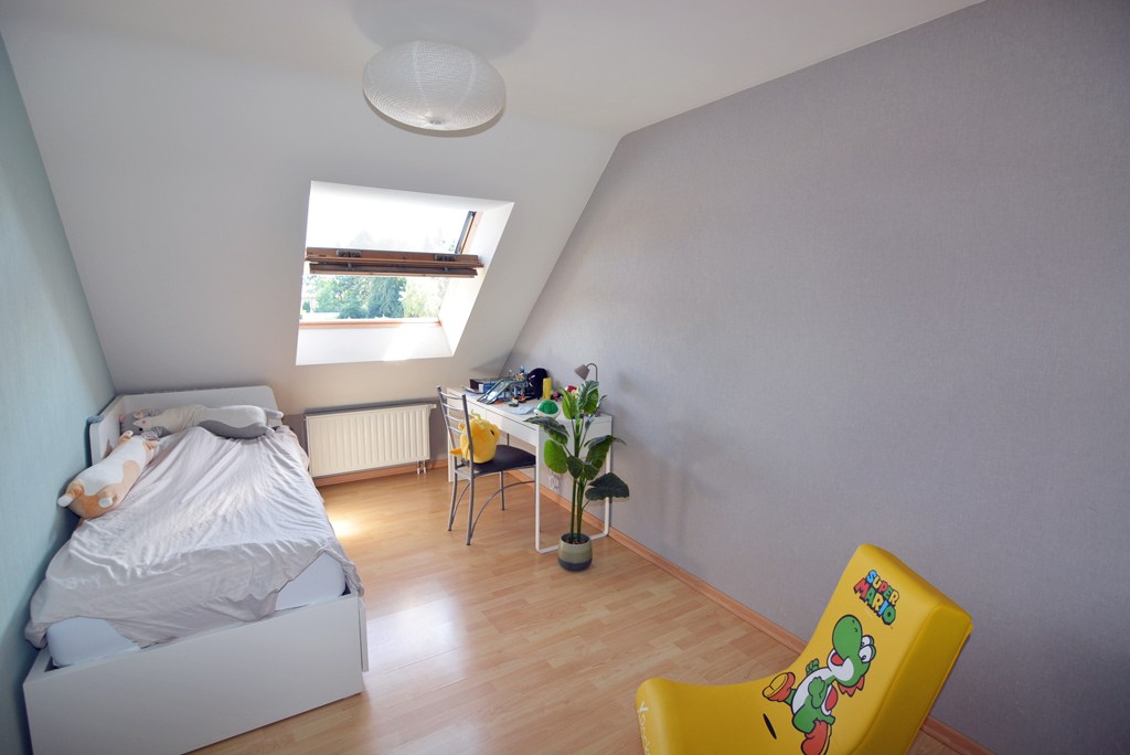Modern triplex appartement met 3 slpks, terras, kelderberging en autostaanplaats. 