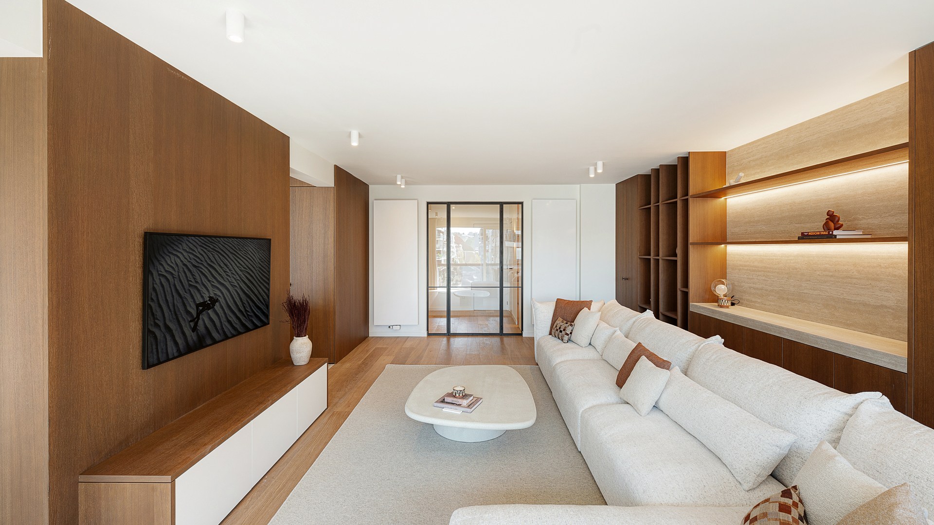 Appartement d'angle spacieux et luxueusement rénové avec des vues dégagées et une largeur de façade de plus de 16 mètres. 