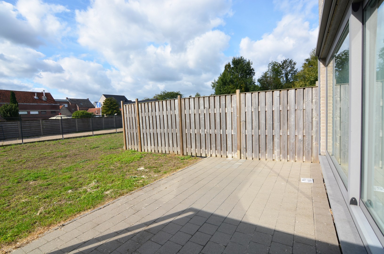 Moderne appartementswoning met 3 slpk, dubbele garage en terras. 