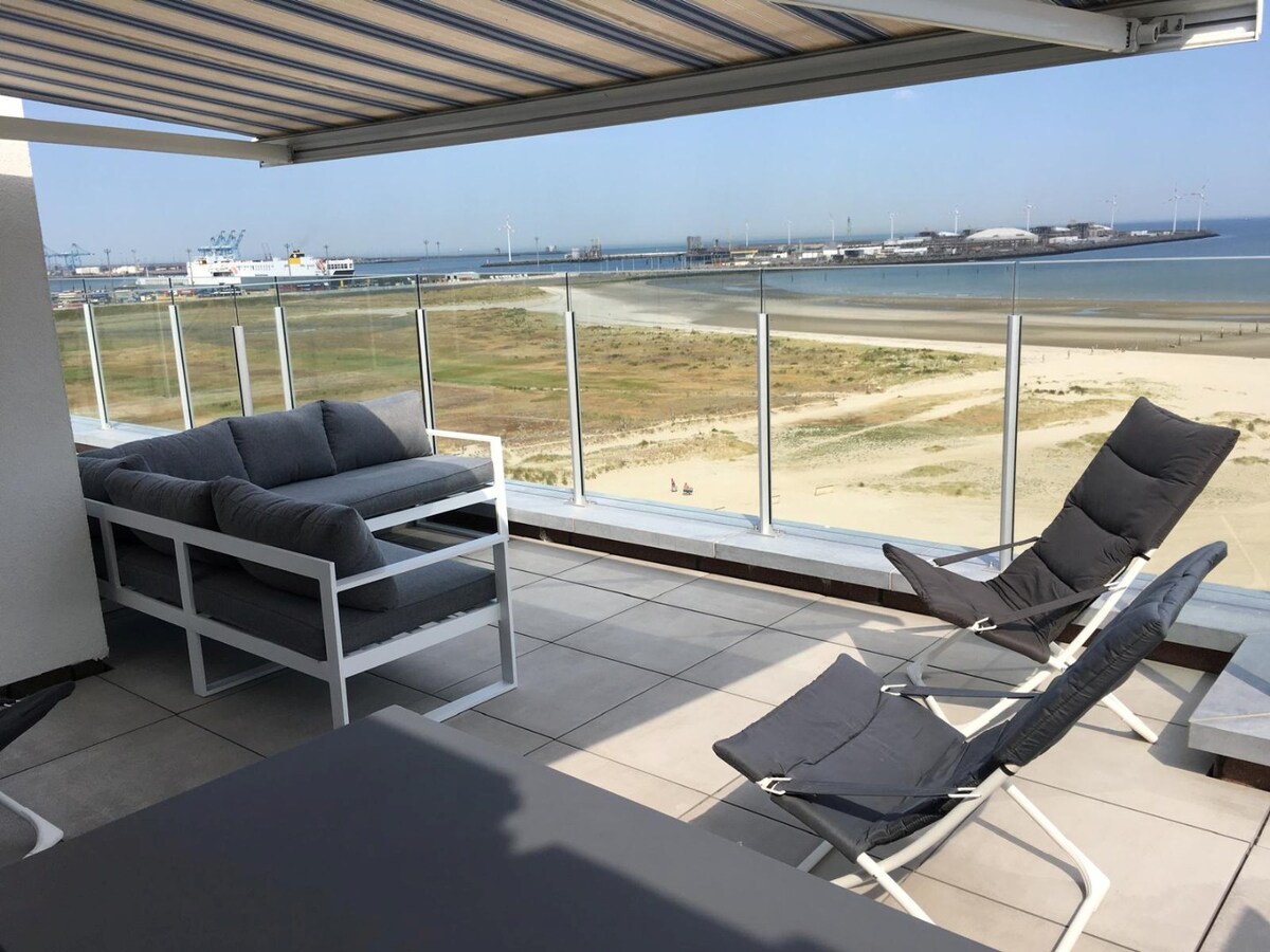 Exclusief hoekpenthouse met uitzonderlijk zeezicht en riant zonneterras in Heist. 