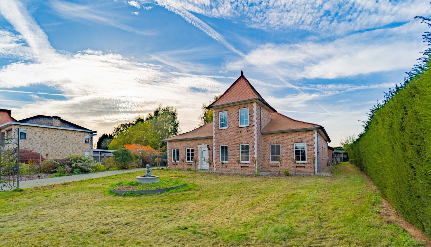 Royale villa met zwembad en extra woonruimte op 3070 m² 