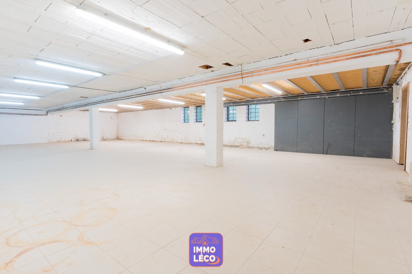 Surface commerciale idéalement située avec parking 