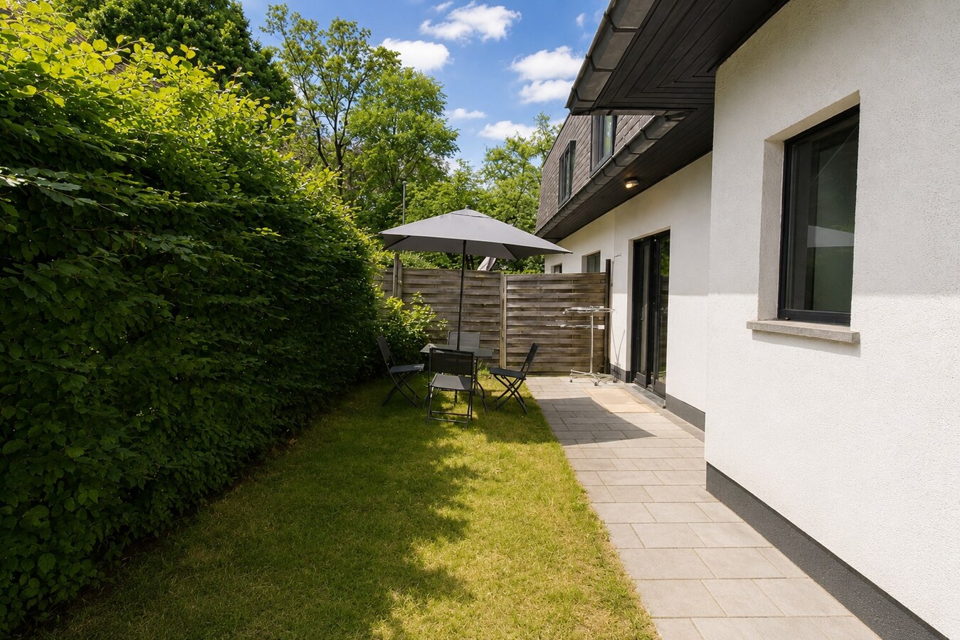 Uitzonderlijk opbrengsteigendom met 5 entiteiten, ruime zuidgerichte tuin en sterke investeringsopportuniteit in rustige groene woonomgeving te Sint-Niklaas! 
