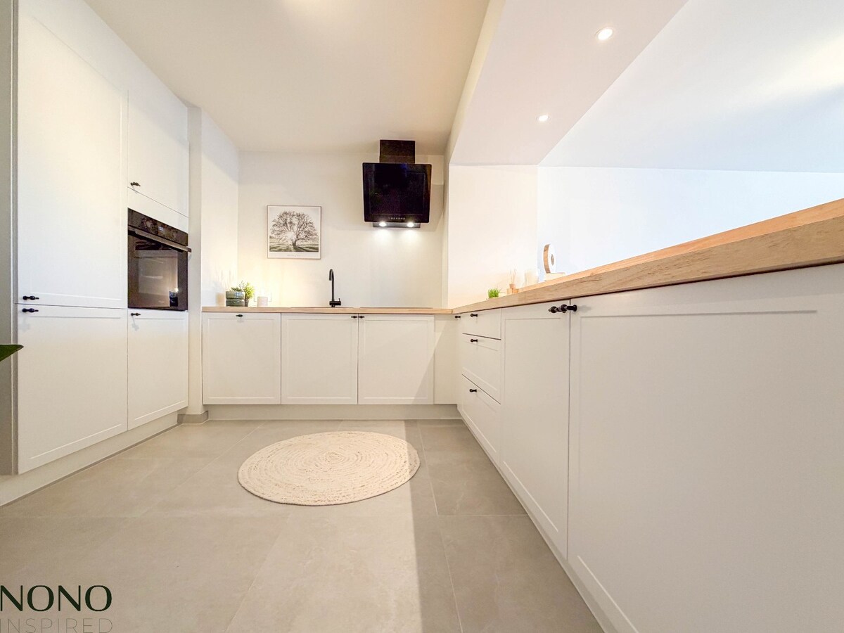 Fantastisch 2-slaapkamer appartement met staanplaats en terras pal in de Doorniksewijk ! 