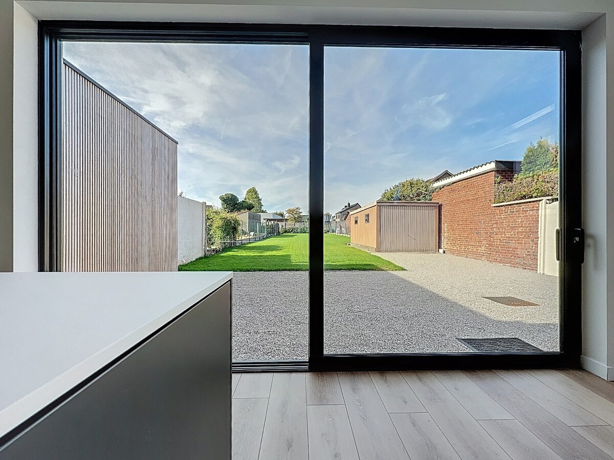 Knappe renovatie met ZW-tuin op gunstige locatie te Zottegem 
