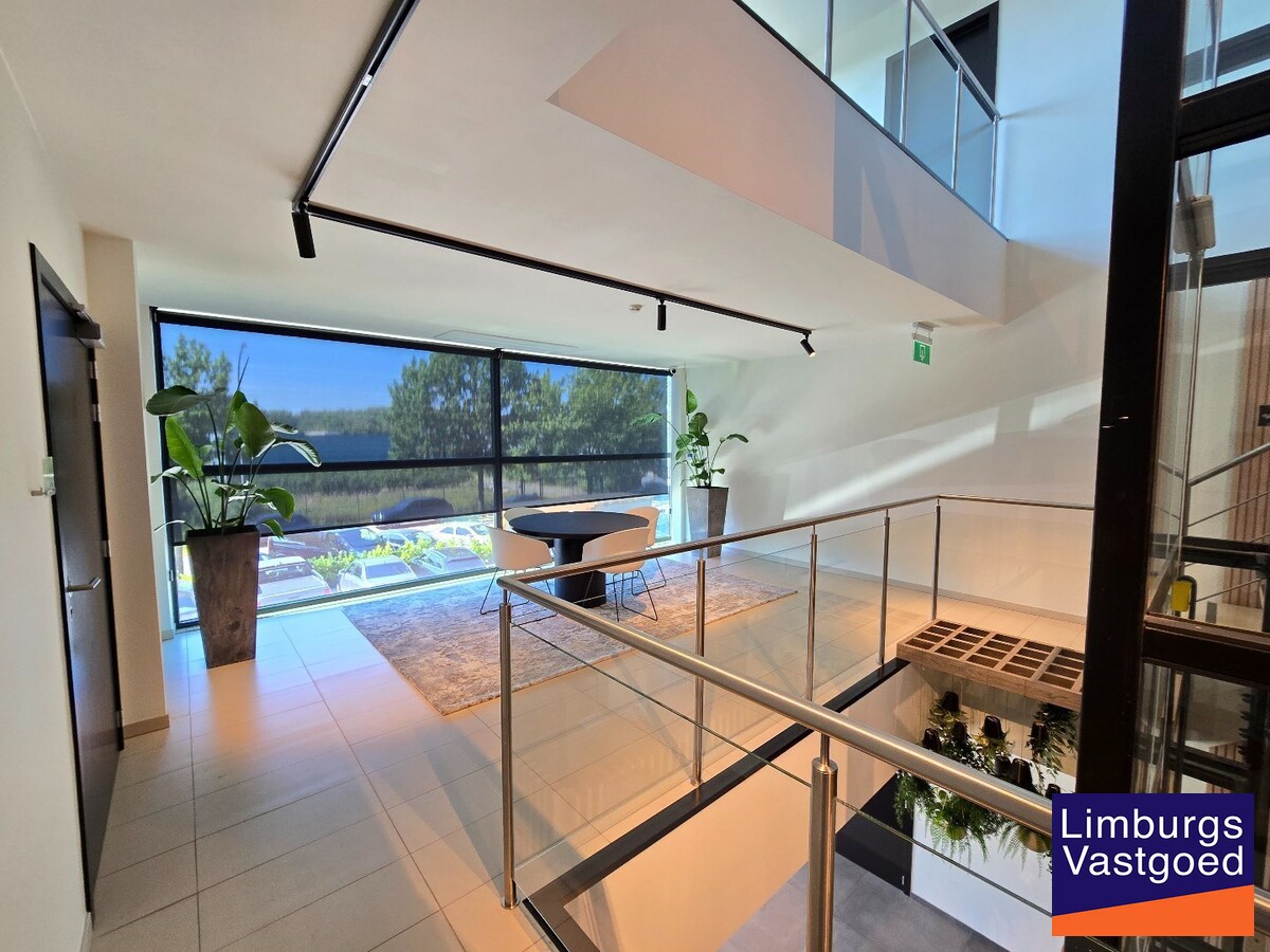 Terbeschikkingstelling van infrastructuur in vernieuwde kantoren met parking, v.a. 21 m², Genk-Noord 