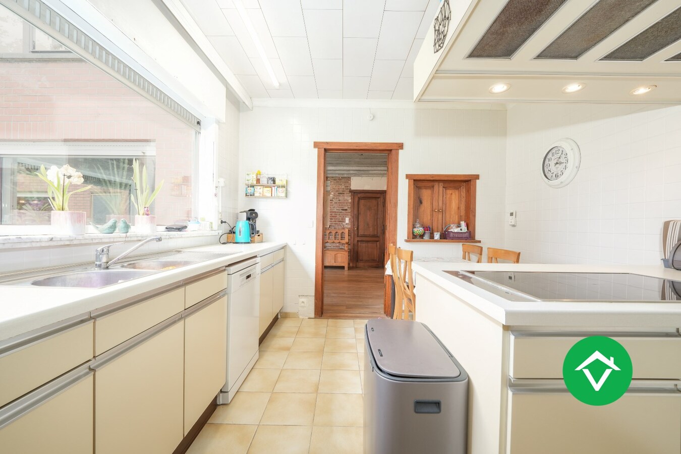 Halfopen woning te koop met dubbele garage in het centrum van Zarren 