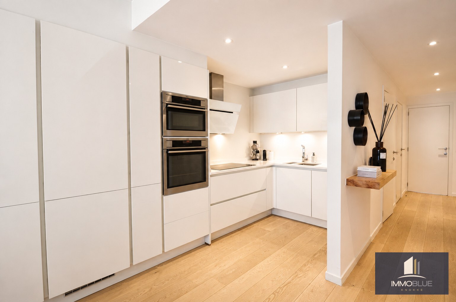 Appartement prêt à emménager avec deux chambres à coucher de belle superficie, idéalement situé au centre. 