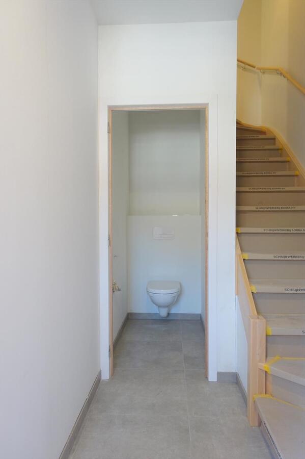 Halfopen nieuwbouwwoning in pastoriestijl 