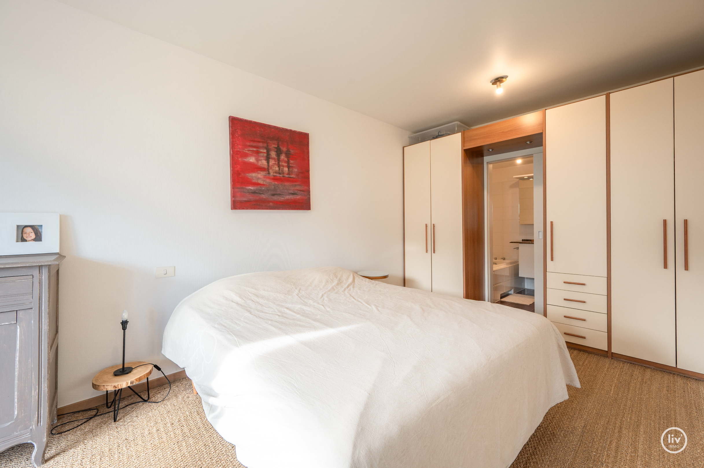 Zeer ruim en zonnig gelijkvloersappartement met 3 slaapkamers, groot zonneterras en mogelijkheid tot aankoop van ruime garage. 
