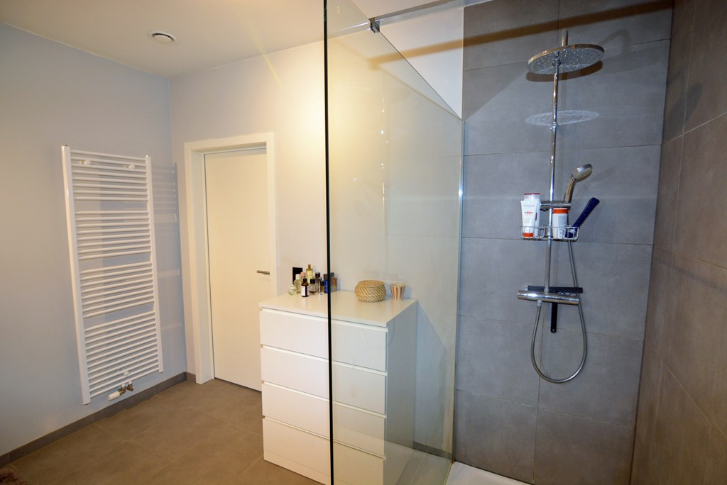 Gelijkvloers appartement met 2 slpk, ruim terras, tuin en 2 autostandplaatsen. 