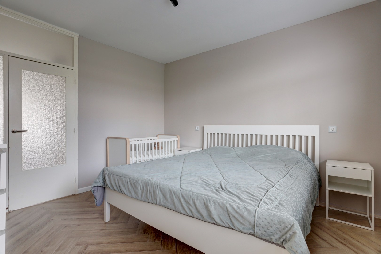 Instapklaar 3(voorheen 4) kamer appartement met royale living en moderne keuken, 2 slaapkamers en berging in de onderbouw. 