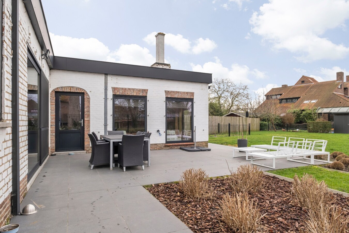 Uniek &amp; Instapklaar handelspand met woonst in Heule te koop ! 