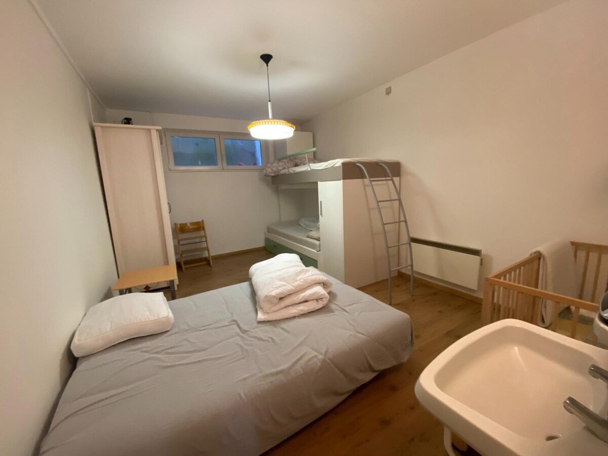 Uitstekend gelegen kelderappartement met groot terras in Nieuwpoort-Bad 