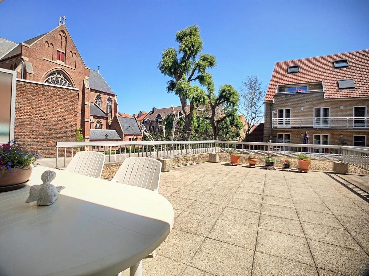 Uitzonderlijk ruim hoekappartement met drie slaapkamers en enorm zonneterras - Heist 