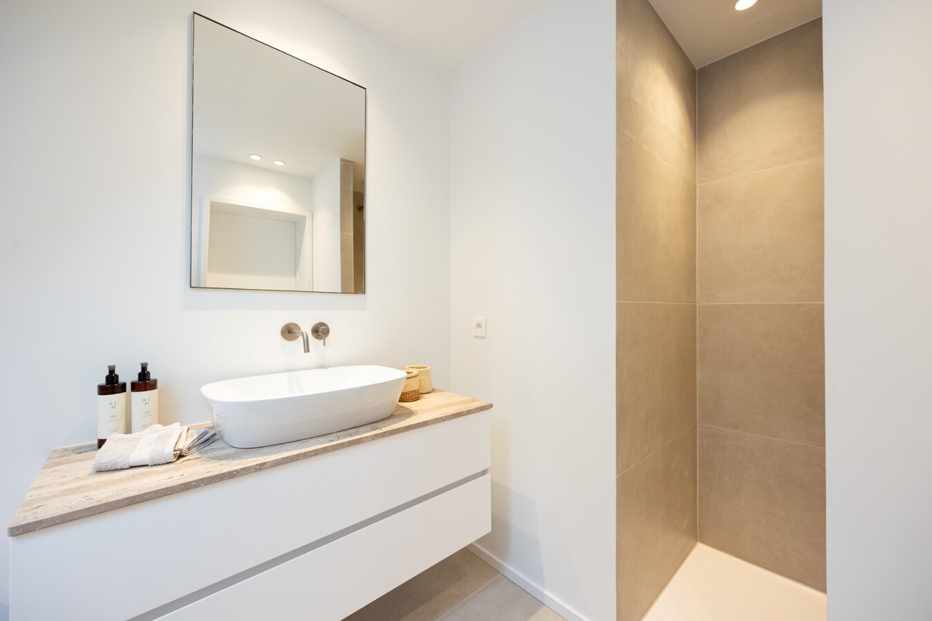 Energiezuinige instapklare woning met 4 slaapkamers en bijgebouw in hartje Schilde 