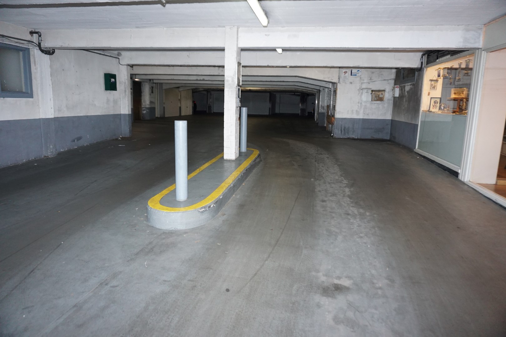 GARAGE BOX  OP TOPLIGGING - CENTRUM OOSTENDE ! 