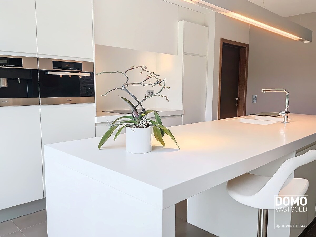 MODERNE OPEN BEBOUWING MET TUIN, INPANDIGE GARAGE EN 2 SLAAPKAMERS TE STOKROOIE 