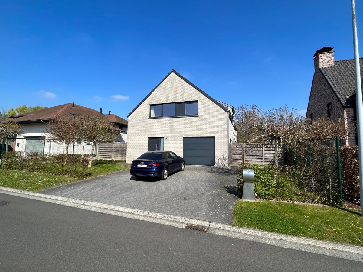Ruime villa in residentiële wijk te Dikkelvenne 