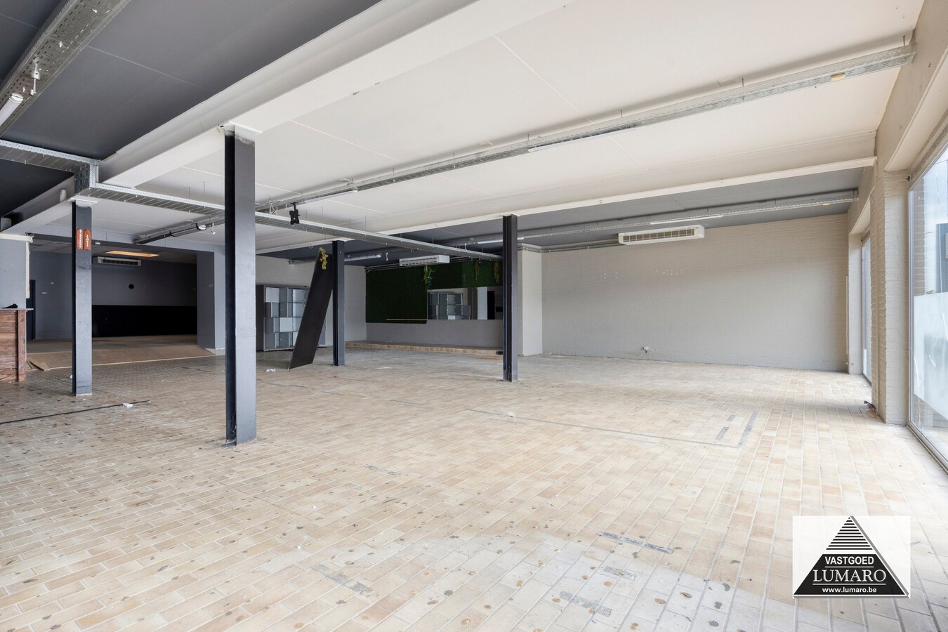 Commercieel gelegen winkel  met  parking 