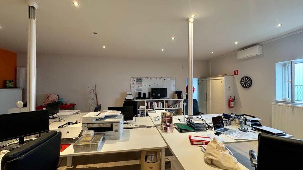 Loods met kantoor te huur nabij A12 in Wilrijk