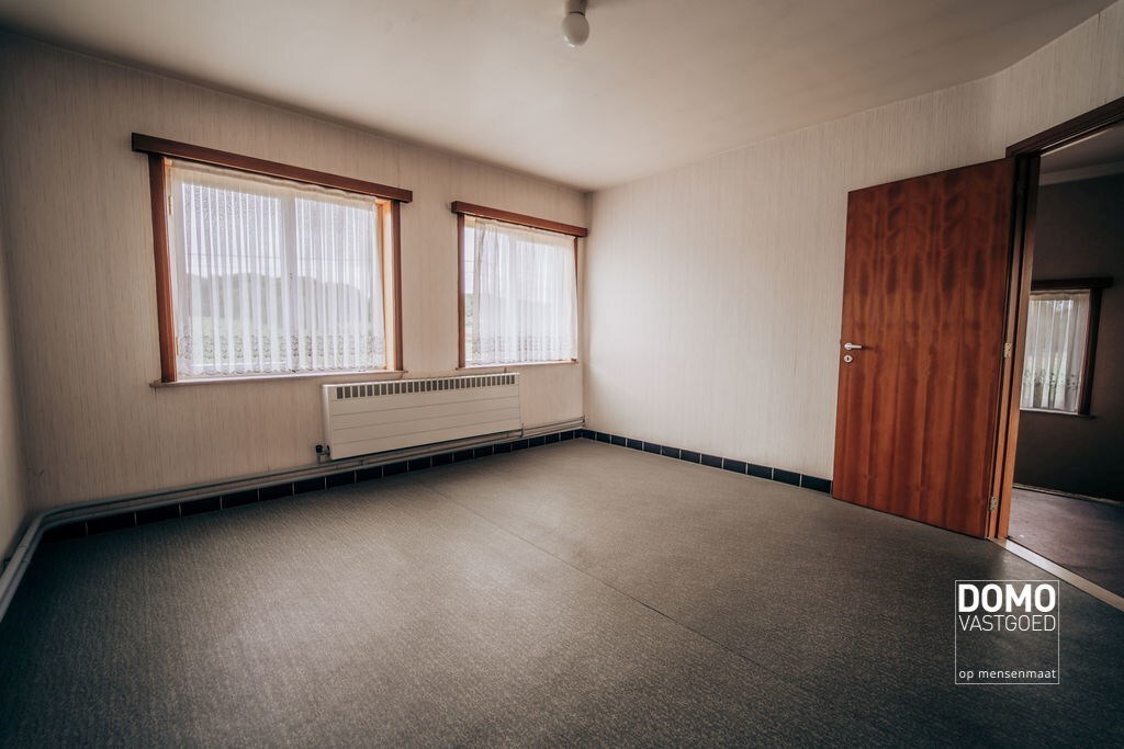 Ruime boerderij met stallingen en een prachtig groen uitzicht. 