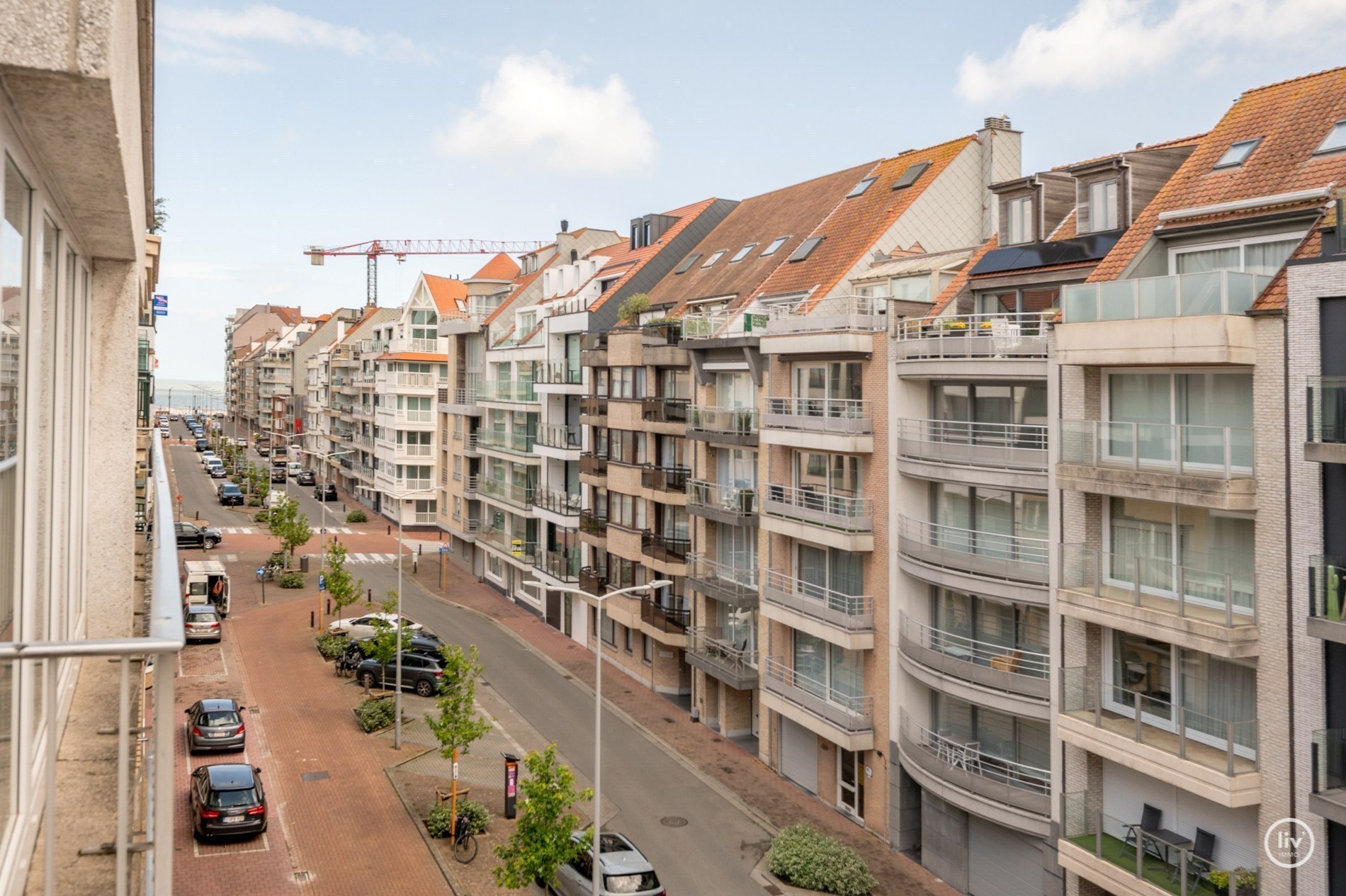 Appartement de luxe entièrement rénové de 3 chambres situé sur l'avenue Parmentier, à proximité de la digue. 