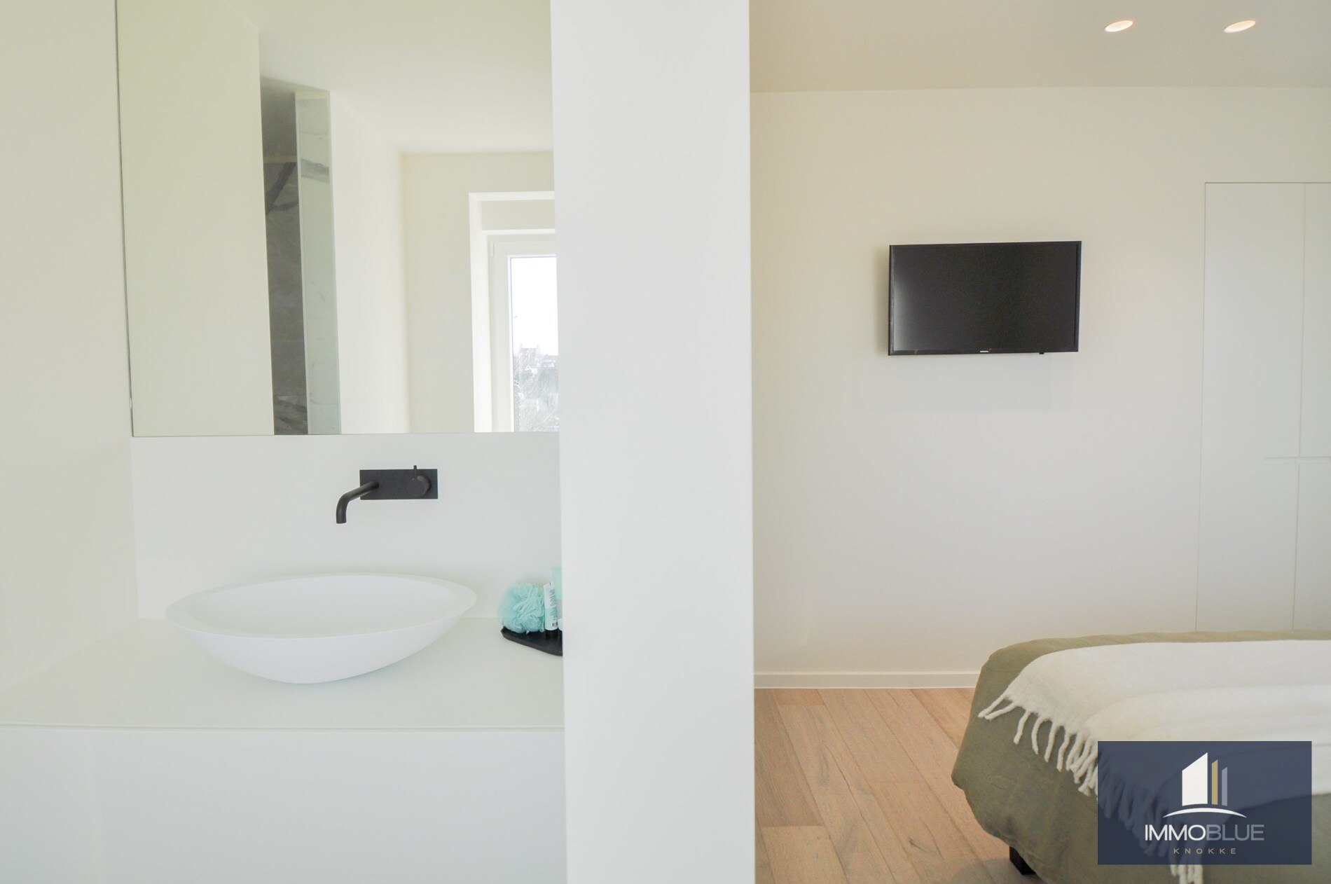 Appartement entièrement rénové et situé au calme, offrant une vue magnifique sur le Zegemeer. 